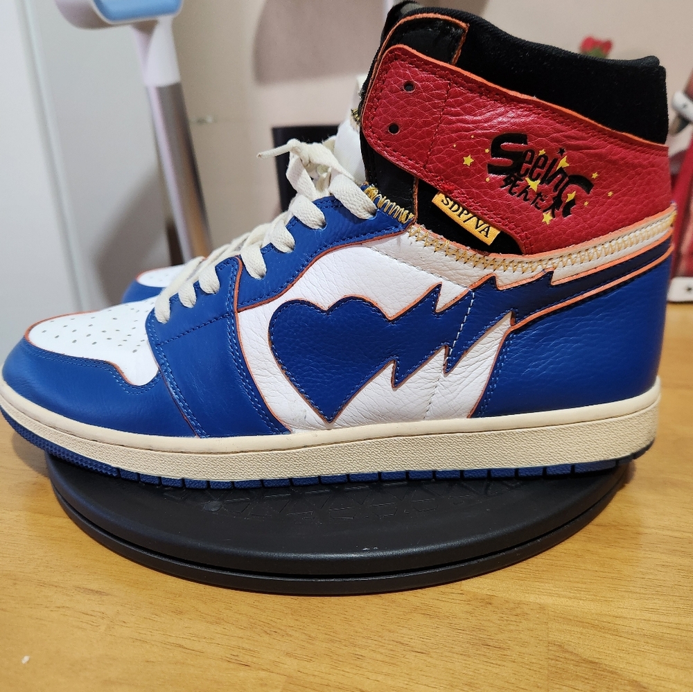 SEEING DEAD PEOPLE AND STARS 1s SNEAKERS.